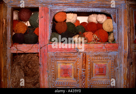 Boules de laine empilée dans une armoire en bois dans le vieux marché bazar Istanbul Turquie Banque D'Images