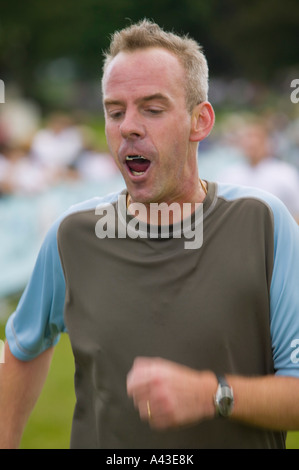 Celebrity DJ Norman Cook aka Fatboy Slim de franchir la ligne d'arrivée dans une course de bienfaisance Brighton England UK. Banque D'Images