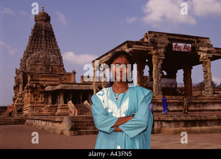 Un jeune indien à Brihadisvara Rajarajesvaram ou Peruvudaiyar Kovil Hindu Temple dédié à Shiva dans Thanjavur Tamil Nadu Inde Banque D'Images