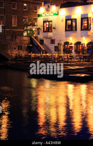 La pub d'ancrage et de l'usine de Cambridge, piscine de nuit. Banque D'Images