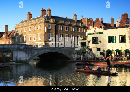 Barques à l'usine de piscine près de Silver Street Bridge à Cambridge, Angleterre. Banque D'Images