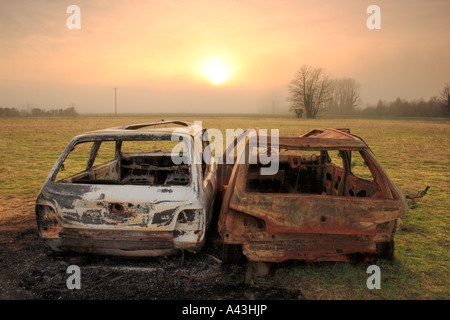 Voiture accidentée Coucher du Soleil Banque D'Images