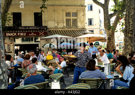 France Provence Arles au Sud de France outdoor cafe restaurant typique dans cette scène magnifique vieille ville Banque D'Images