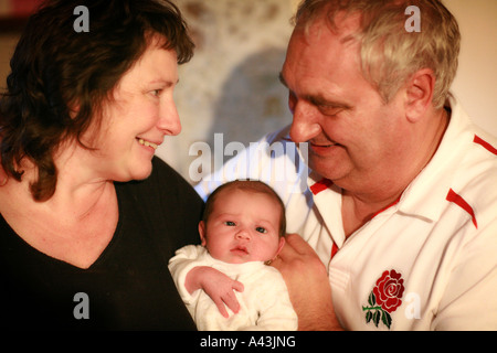 Première fois fiers grands-parents détiennent un mignon 3 trois jours bébé nouveau-né et de regarder les uns les autres avec amour Banque D'Images