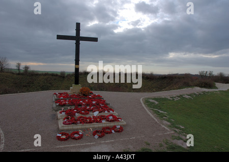 Croix du souvenir sur le bord de la Lochnagar Crater, causé par la plus grande explosion de la Première Guerre mondiale, la Boisselle, La Boisselle, France Banque D'Images