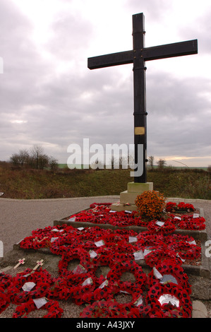 Croix du souvenir sur le bord de la Lochnagar Crater, causé par la plus grande explosion de la Première Guerre mondiale, la Boisselle, France Banque D'Images