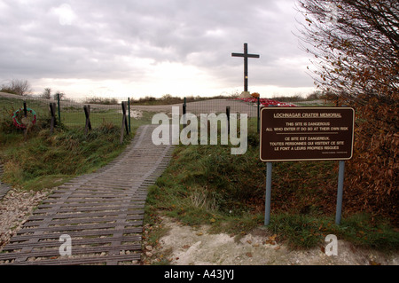 Croix du souvenir sur le bord de la Lochnagar Crater, causé par la plus grande explosion de la Première Guerre mondiale, la Boisselle, France Banque D'Images