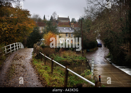 Une FORD DANS LE VILLAGE DE WELLOW UK Somerset Banque D'Images