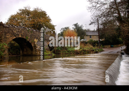 Une FORD DANS LE VILLAGE DE WELLOW UK Somerset Banque D'Images