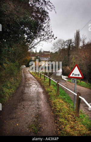 Une FORD DANS LE VILLAGE DE WELLOW UK Somerset Banque D'Images