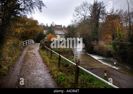 Une FORD DANS LE VILLAGE DE WELLOW UK Somerset Banque D'Images