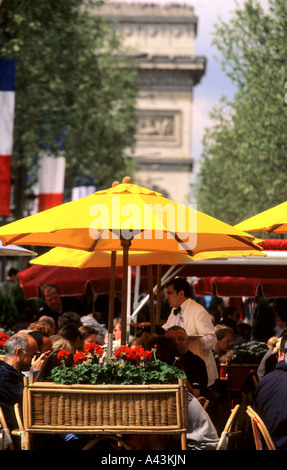 Café sur les Champs-Elysées avec l'arc de triomphe en arrière-plan Banque D'Images