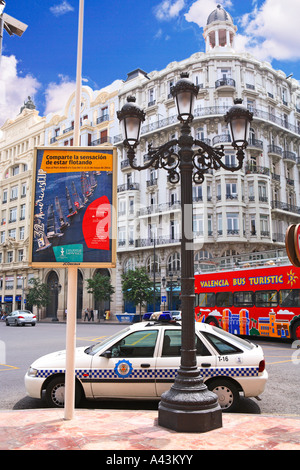 Espagne Valence PLAZA DEL AYUNTAMIENTO VOITURE DE POLICE ET BUS TOURISTIQUE Banque D'Images