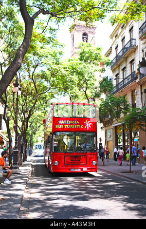 Espagne Valence BUS TOURISTIQUES SUR RUE VERDOYANTE À VALENCE Banque D'Images