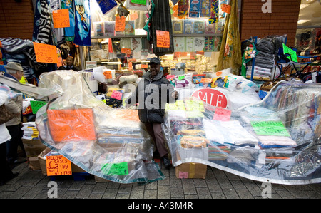 Célèbre Marché de Birmingham Rag dans les arènes de la ville, linge de maison à vendre à l'extérieur de l'une des stalles Banque D'Images