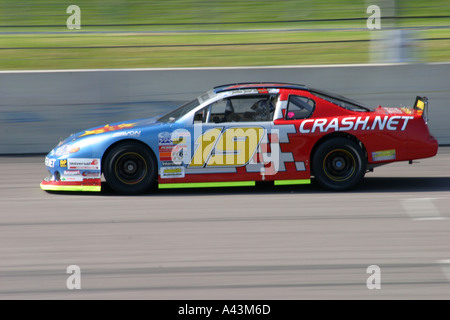 V8 type Nascar stock-cars course sur un circuit ovale incliné Banque D'Images