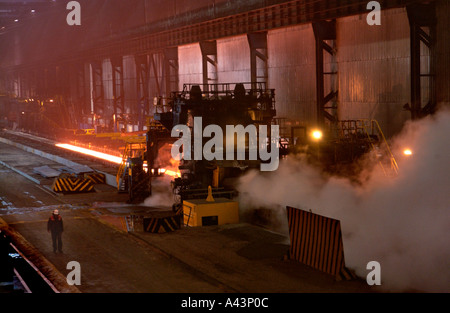 Dalle en acier laminée au cours du laminoir à chaud à Corus steelworks Llanwern Newport South Wales UK Banque D'Images