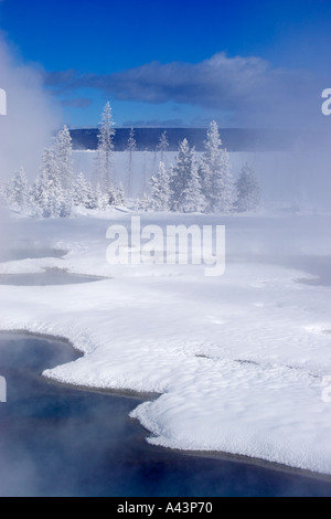 La vapeur s'élève dans le West Thumb Geyser Basin sur un matin d'hiver très froid Banque D'Images