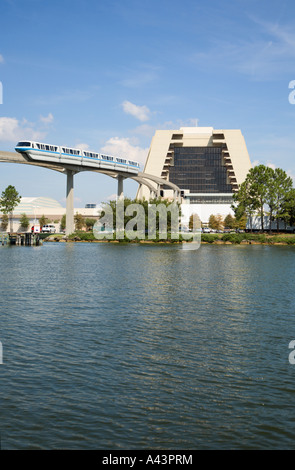 Monorail entrant ou sortant de l'hôtel contemporain à Walt Disney World, en Floride, USA Banque D'Images