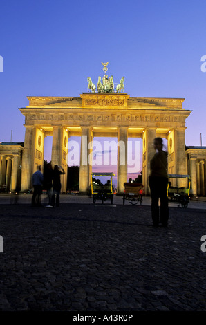 De triomphe du 18e siècle porte de Brandebourg w statue de la Déesse Nike sur la Pariser Platz Berlin Allemagne Banque D'Images