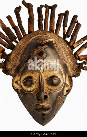 Masque africain de cérémonie et de costumes utilisés dans des événements sociaux et religieux. Vient du Cameroun Banque D'Images