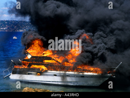 Saint Tropez France incendie bateau bateau bateau français Banque D'Images