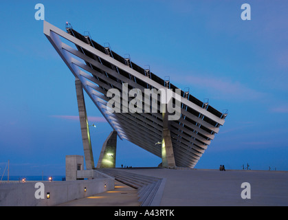 L'ÉNERGIE SOLAIRE PERGOLA PHOTOVOLTAÏQUE PAR TORRES & MARTINEZ LAPENNA, FORUM, Barcelone Catalogne Espagne Banque D'Images