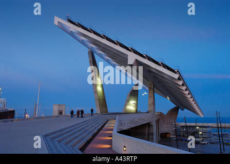 L'ÉNERGIE SOLAIRE PERGOLA PHOTOVOLTAÏQUE PAR TORRES & MARTINEZ LAPENNA, FORUM, Barcelone Catalogne Espagne Banque D'Images