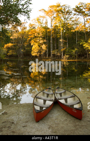 Deux canoës rouge sur rampe à Manatee Springs State Park Banque D'Images