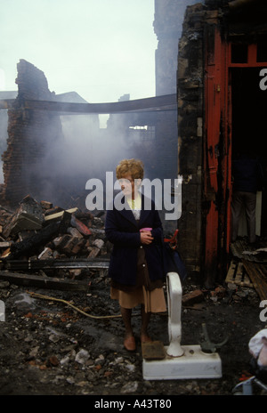 Toxteth émeutes Liverpool Lancashire Angleterre 1981 Femme debout dans le Shell d'un bâtiment brûlé années 1980 Royaume-Uni HOMER SYKES Banque D'Images