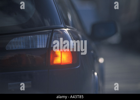 Congestion sur les routes, mauvaise qualité de l'air des gaz d'échappement des voitures à essence des années 1990 voitures britanniques coincées dans un embouteillage Londres Angleterre vers 1995 Banque D'Images