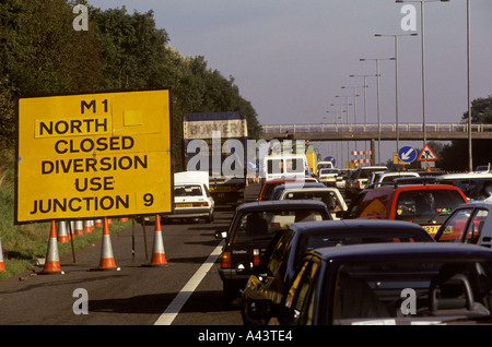 Autoroute UK, répare les embouteillages M1 North fermé diversion panneau, utilisez les jonctions 9 panneau 1990s UK circa 1995 HOMER SYKES Banque D'Images