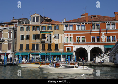 Italie Venise vue classique du Grand Canal avec de l'eau taxi avec touristes pris 2005 Banque D'Images