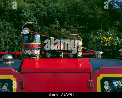 Exemples de l'anglais folk art décoration sur un étroit canal, bateau sur le canal Kennet et Avon à pewsey, Wiltshire, Angleterre, Royaume-Uni. Banque D'Images