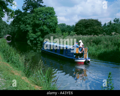 Bateau sur le canal Kennet and Avon Canal à Pewsey, près de Marlborough, Wiltshire, Angleterre, Royaume-Uni. Banque D'Images