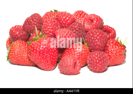 Fraises et framboises isolated on white Banque D'Images