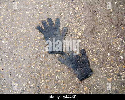 Paire de gants perdus dans la pluie Banque D'Images