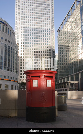 Post box près de Canda square Canary Wharf Docklands Londres UK Banque D'Images