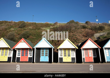 Cabines de plage en bois au printemps le long de West Cliff Bournemouth dorset england uk Banque D'Images