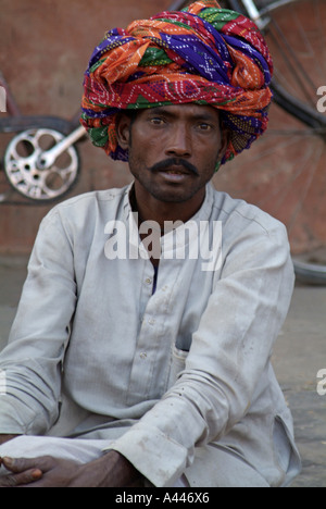 L'homme indien portant un turban coloré Banque D'Images