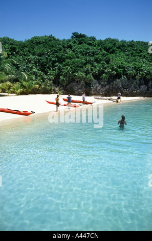 Les kayakistes sur la plage tropicale de sable blanc Roatan Honduras Banque D'Images