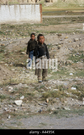 Les enfants tibétains dans le village de Tingri,sur la "Route de l'amitié. Tibet, Himalaya, Asie Banque D'Images