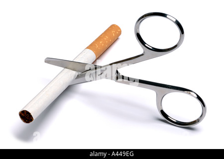 Cigarette coupée en deux avec des ciseaux Banque D'Images