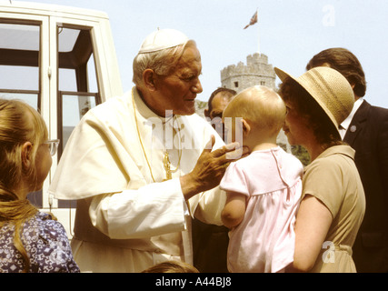 Le Pape Jean Paul II salue une famille au château de Cardiff - Cardiff - Pays de Galles-UK Banque D'Images