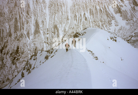 Route de corniche, les grimpeurs haut sur la face nord du Ben Nevis en hiver. Fort William, Écosse Banque D'Images