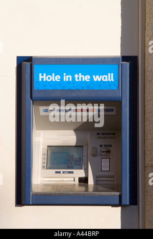 Distributeur automatique de billets. Distributeur de billets. Trou dans le mur. Barclays Cash machine. Padstow, North Cornwall. UK. Banque D'Images