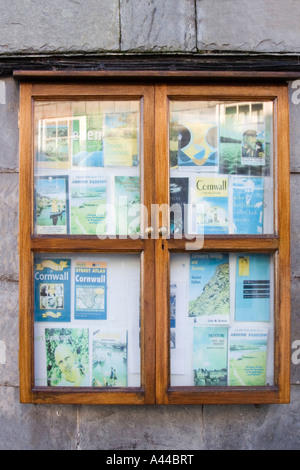 Des brochures d'information s'est évanouie dans la fenêtre de publicité. Padstow, North Cornwall. UK. Banque D'Images