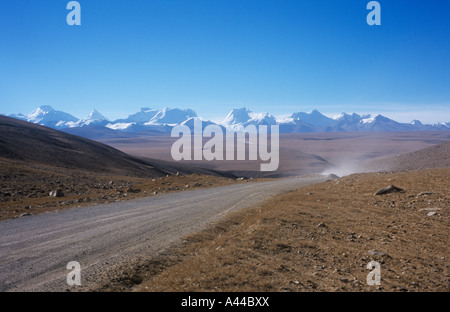 La route de l'amitié au Tibet, se dirigeant vers les montagnes du Népal. Himalaya Asie Banque D'Images