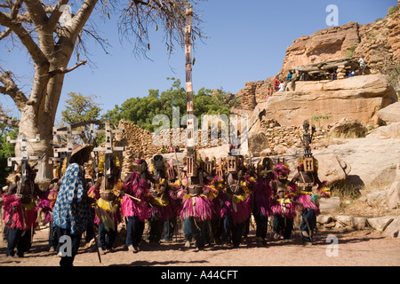 Danseuses à la danse dans le village de Tereli, pays dogon, Mali, Afrique de l'Ouest Banque D'Images