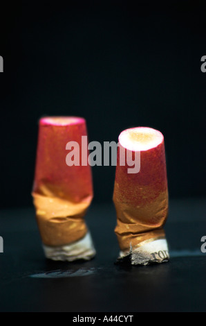 Des cigarettes substitués avec des marques de rouge à lèvres sur le filtre close up Banque D'Images